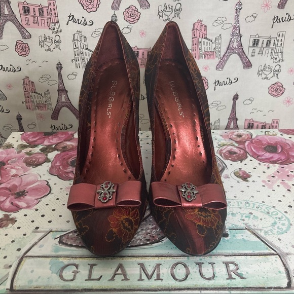BCBGirls Vintage RARE Women’s Satin Brocade Floral Closed Toe Pumps Size 7 - Picture 4 of 14